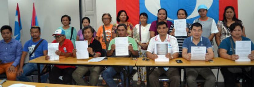 公正党南兰区部署理主席刘会进、加拿逸区部主席曾宪爵（前排右2及3）与加拿逸土著市集小贩们合影。