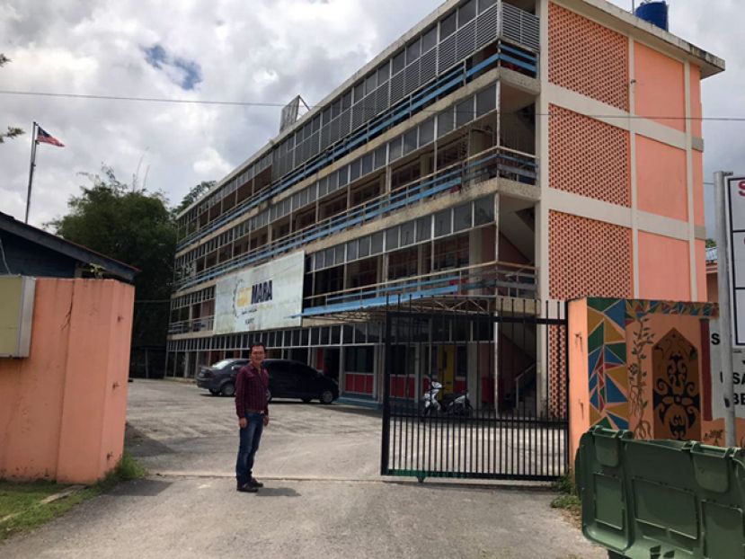 行动党双溪加帛区部主席邓维贤到加帛省旧有的县公署建筑物了解情况。