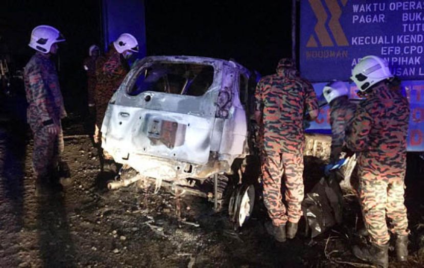 大火被扑灭时，轿车成了废铁。