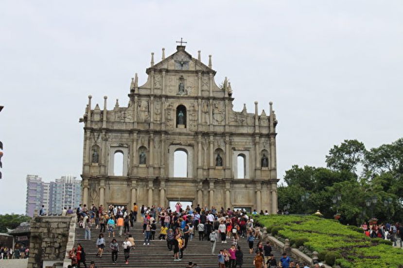 图示：大三巴牌坊原是教堂，历史悠久，一场大火后，仍保存前面的部分建筑。