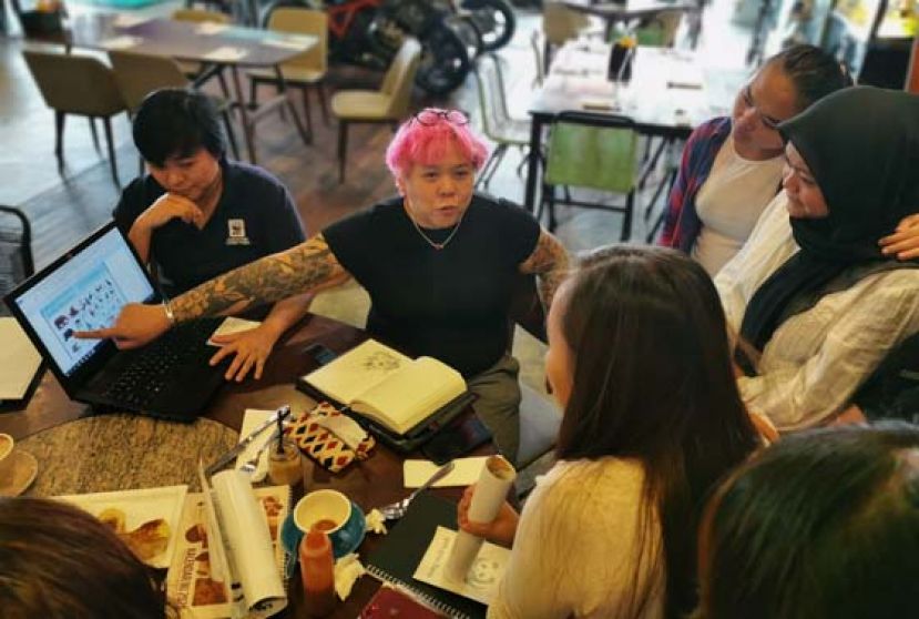 大马世界自然基金会砂拉越分会项目经理陈露美（左二）和媒体交流分享该基金会保护野生动物活动。
