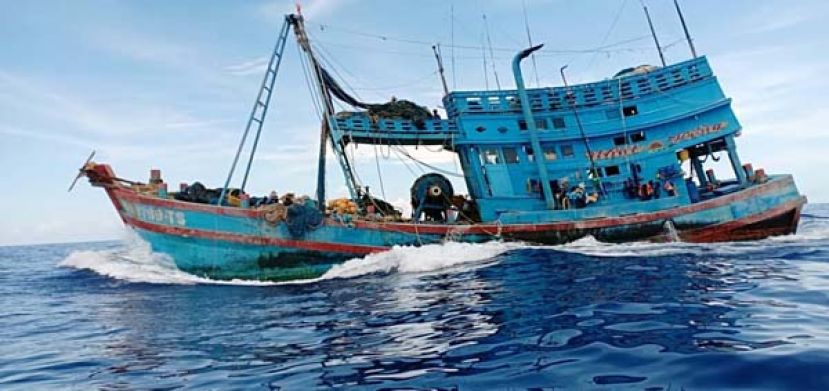 非法入侵我国水域被扣留的越南渔船。