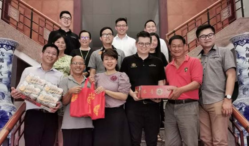 砂民主行动党国州议员赠送年柑及新年礼品予本报，前排左起为陈国彬、国际时报助理总编辑林家昌、朋岭区州议员杨薇讳、古晋市国会议员俞利文、国际时报副总编辑邓子富及浮罗岸州议员黄庆伟。