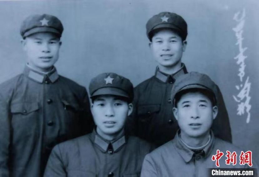 &ldquo;兵哥哥&rdquo;黑白照片。