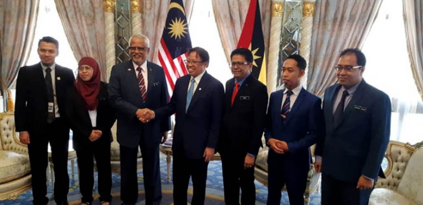 联邦人力资源部副部长拿督马夫兹奥玛（左三）拜会砂首长拿督巴丁宜阿邦佐哈里（右四）。