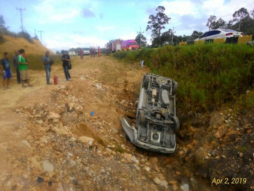 客货车翻滚落入路旁山坳，四轮朝天。