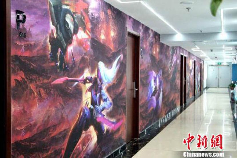 图示：济南一家电竞主题酒店内看到，店内设计主打游戏&ldquo;二次元&rdquo;风格，房间类型多样。