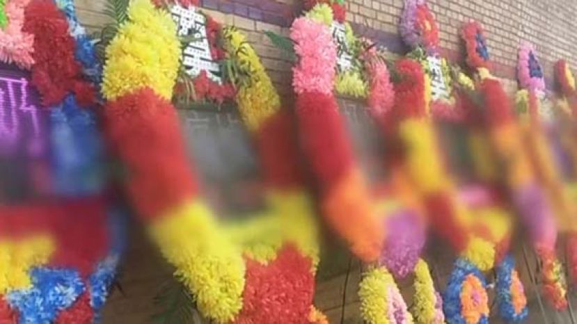 村民送电子花圈致哀。