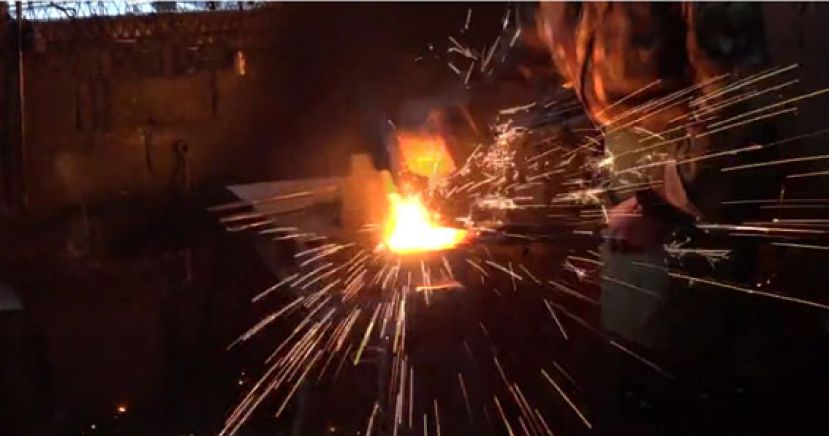 古镇打铁匠人：打铁还需自身硬  每年手工打造数千把农具