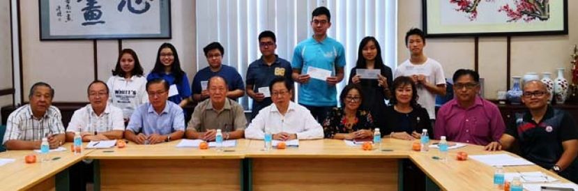 中国助学金受惠学生与砂董总会长天猛公拿督刘利民（前排中）及理事合影。