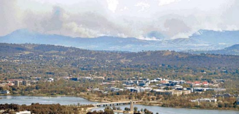 山火烟雾笼罩坎培拉外围城镇。