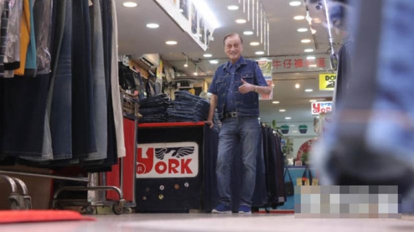 York Jeans老板兼创办人周华焯82岁，仍穿上一身牛仔服。他说：&ldquo;穿牛仔裤，人也年轻一点。&rdquo;