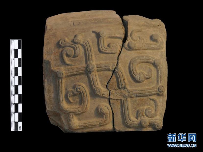 图示：这是官庄遗址出土的连体龙凤纹陶模，用于翻制陶范。