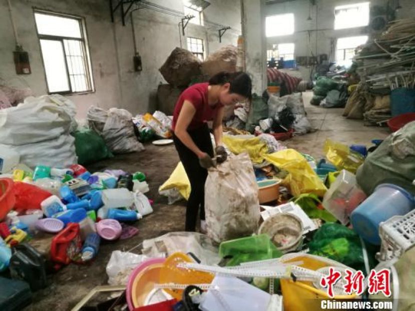 每天都有成堆的塑料废品经由冯月月分类，然后运往各处销毁或者重新加工利用。