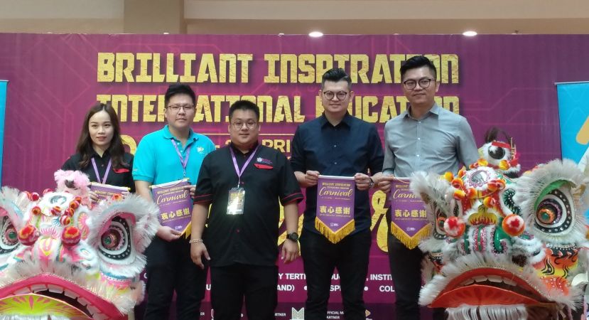 右起为浮罗岸区州议员黄庆伟、古晋区国会议员俞利文以及Brilliant Inspiration 学院董事经理拿督沈秉志等，为教育展主持开幕礼。