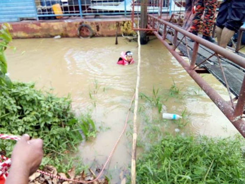 消拯人员在少年出事地点的码头下方展开搜寻。