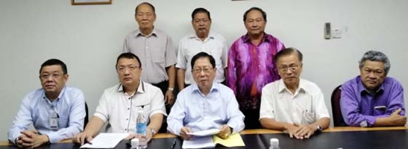 砂董总主席天猛公拿督刘利民(前排中)主持该理事会议后召开新闻发布会。前排左起为砂董总财政拿督黄良杰、秘书长蔡文铎、天猛公拿督刘利民、理事张锦兴及理事贝丘镇江；后排左起为副秘书江宗渺，理事陈则胜及理事郑尚魁。