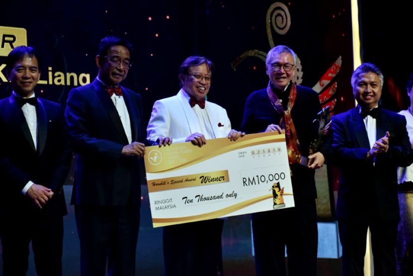 砂首长拿督巴丁宜阿邦佐哈里（左三）颁发犀鸟特别大奖予杨启良（右二）。