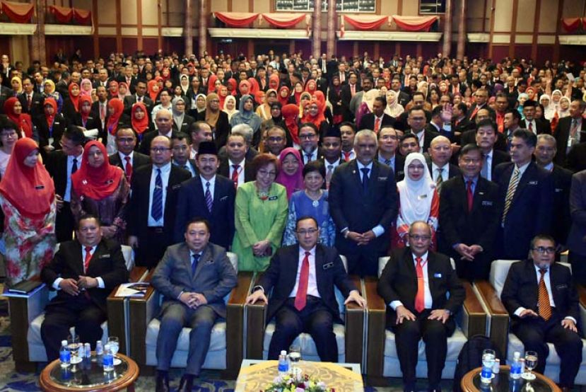 联邦教育总监拿督阿敏瑟宁（中）为第25届全国教育大会主持开幕礼后，与与会者大合照。