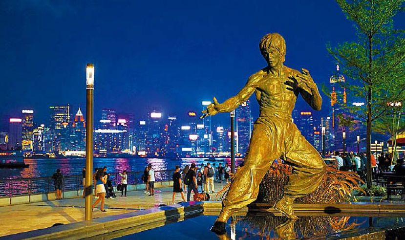 李小龙铜像周边以水池取代围栏，增加亲近感。