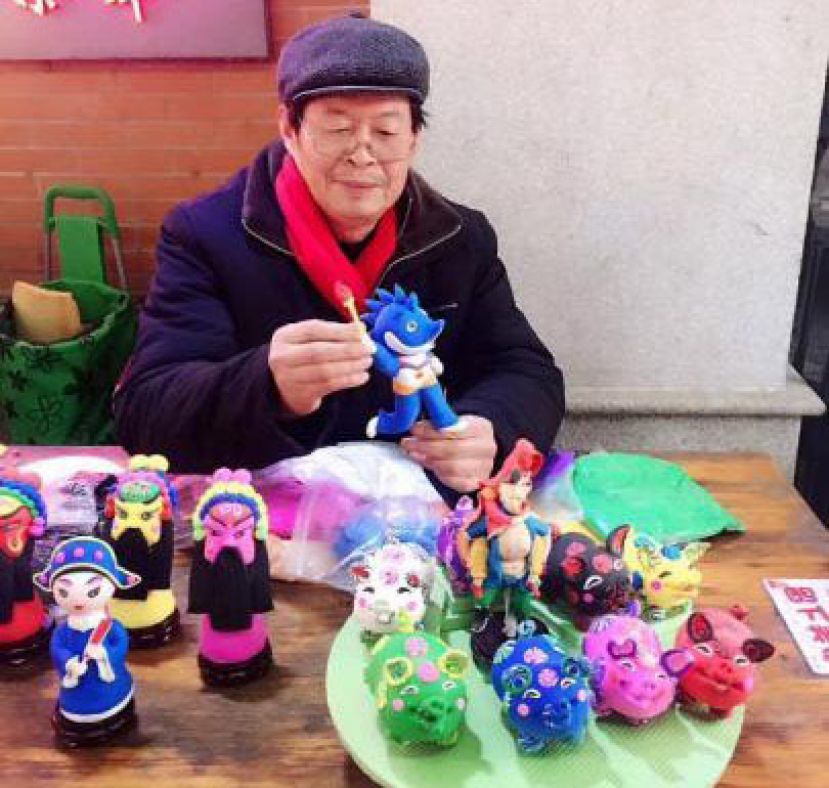 图示：高志和在捏面人。