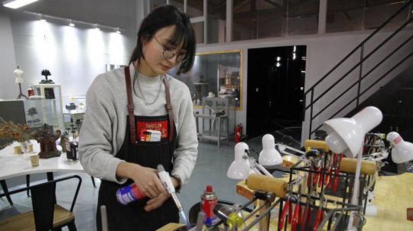 图示：刘彦鑫介绍说，打金是一项精细的手艺活，做一枚戒指一般需经煺火、正平、錾刻、打磨、焊接、正圆、抛光等十几个流程。