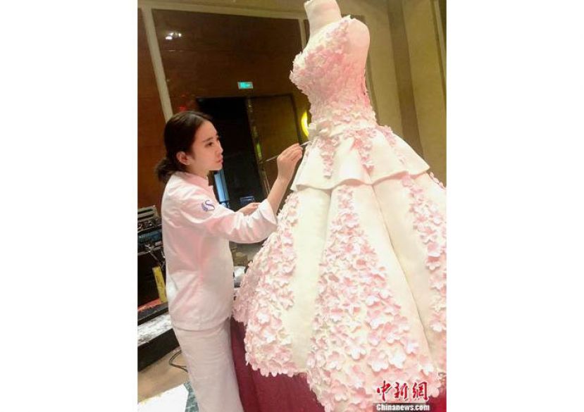 美女糕点师做出真人大小婚纱蛋糕