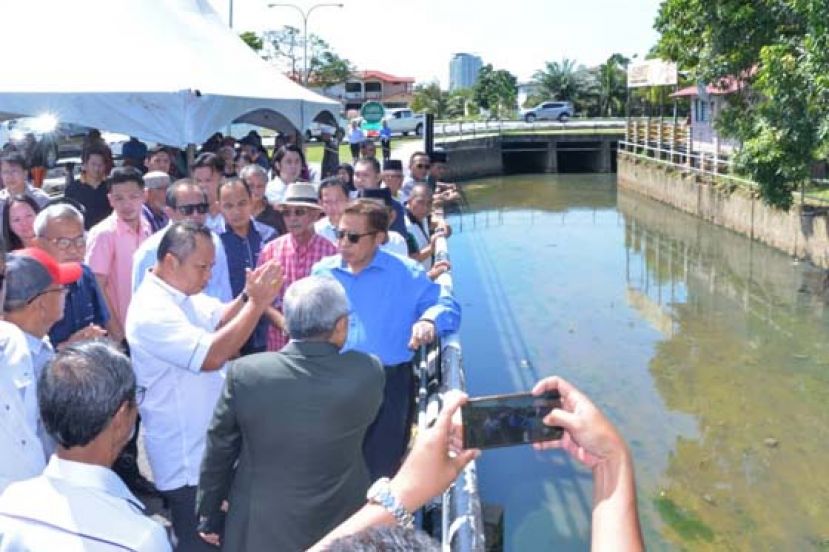 砂首长拿督巴丁宜阿邦佐哈里巡视民都鲁甘榜，了解当地排水工程。
