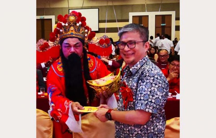 财神爷派红包给安努亚拉拜依助理部长。