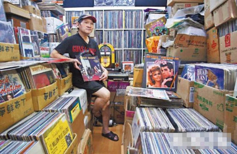 图示：Paul哥喜爱手上拿的清水合唱团的歌，也认同他们宣扬反战及环保思想。