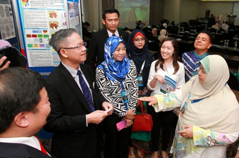 副卫生部长李文材(左一)在活动上与官员寒暄。