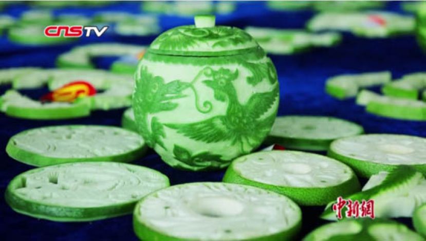 非遗传承人制作靖州雕花蜜饯 技艺精湛造型多样