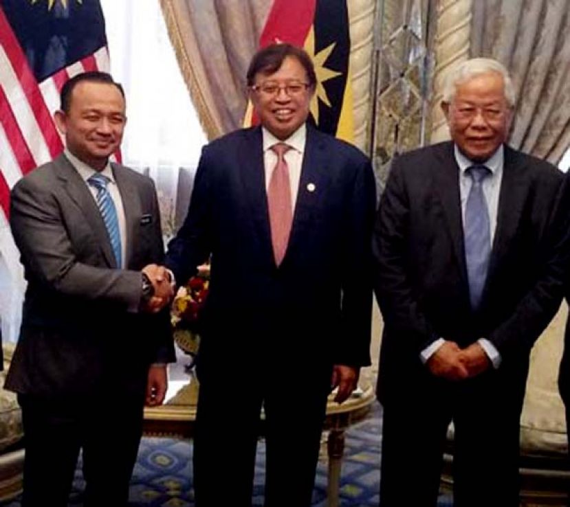 教育部长马智礼(左)拜会砂首长拿督巴丁宜阿邦佐哈里时摄。(右)为砂拉越教育、科学与工艺研究部部长拿督斯里麦哥玛因。