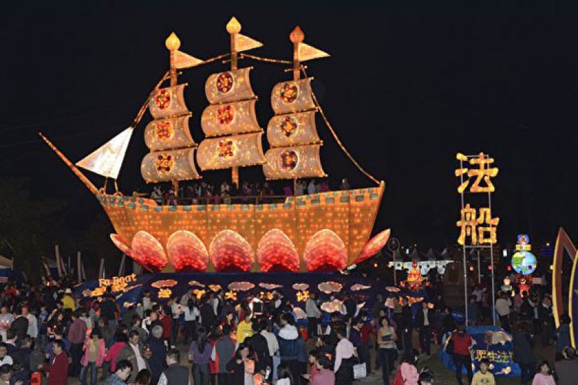 图示：元宵花灯会，大批游客等待登上法船。