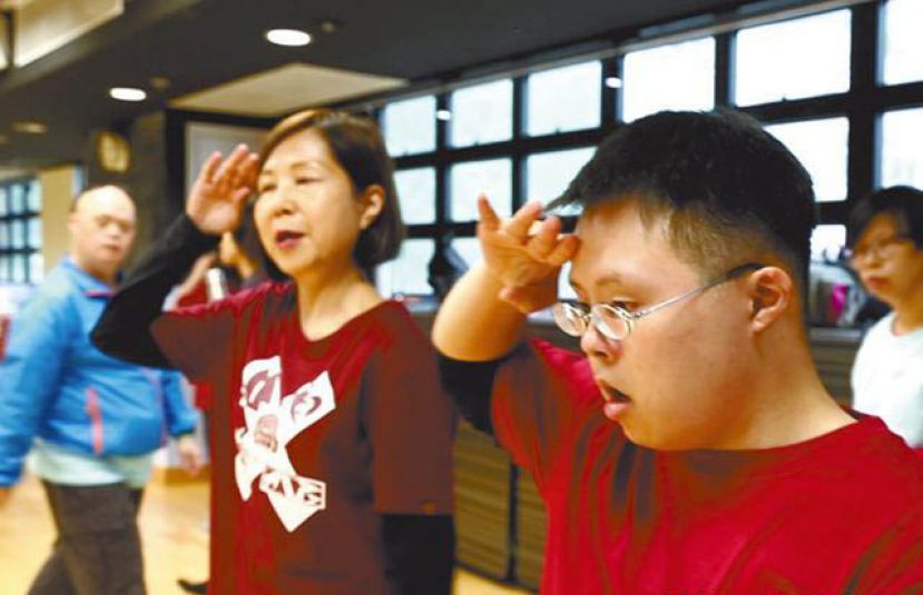 思乐学跳舞10年，跳舞时有板有眼，动作有力。闲时他更会教Eunice跳舞。