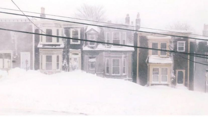 加拿大纽芬兰省（Newfoundland）首府圣约翰斯（St.John&rsquo;s）颁布进入紧急状态，勒令全市停工停课，禁止市民在马路上驾驶，直至另行通知。