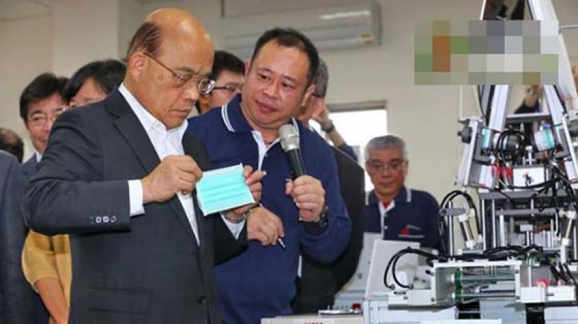 苏贞昌（左）今早视察口罩机厂商。