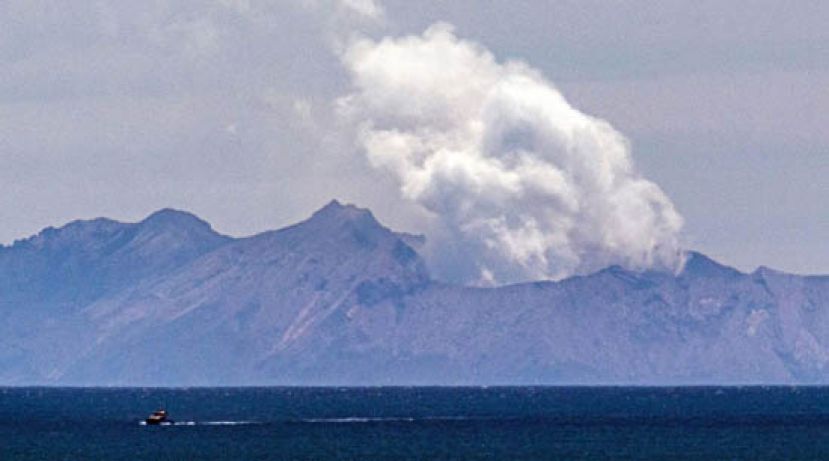 怀特岛火山仍喷出蒸气。