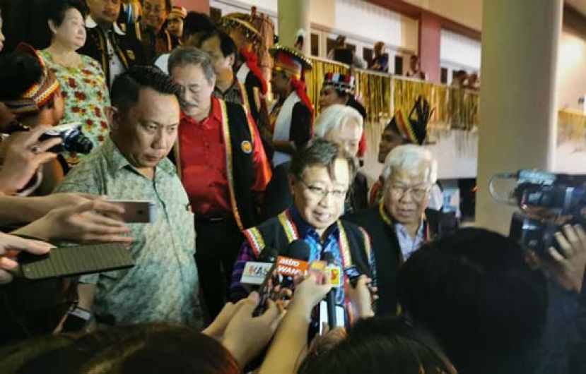 砂拉越首长拿督巴丁宜阿邦佐哈里（中）接受媒体访问。