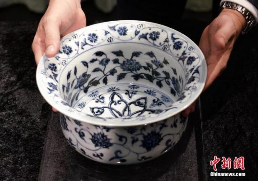 图示：&ldquo;天民楼&rdquo;藏品"青花缠枝番莲纹折沿盆&rdquo;，估价800万港元至1200万港元。