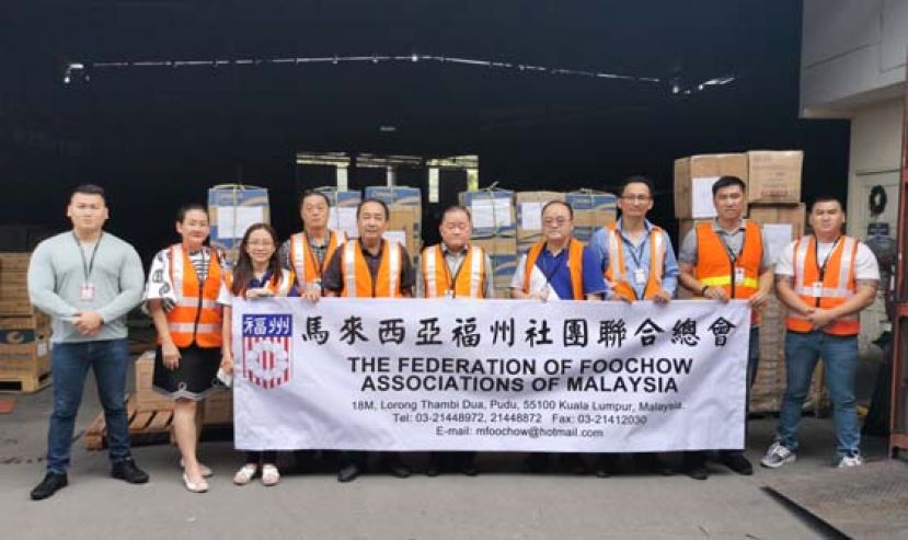 拿督斯里刘为强太平局绅（左六）在货运公司视察物资的装运时摄。右四为马福副会长甲必丹拿督刘思乐，在场者尚包括林唐锦（左五）、刘士庆（左四）及刘亿（左三）等。