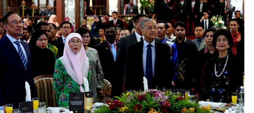 首相敦马哈迪伉俪出席国会60周年纪念晚宴。左二为;副首相旺阿兹莎和夫婿安华(左一)。