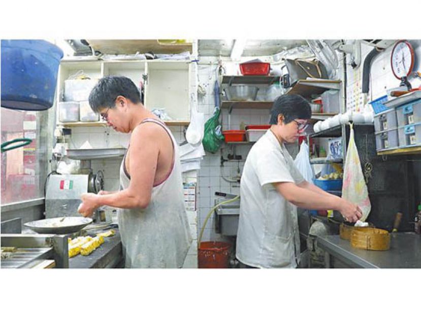 何氏夫妇约5年前在宝琳街市开店，卖盅头饭及点心。