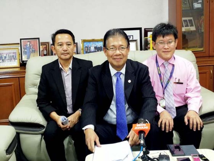 砂拉越沿海道路助理部长拿督朱莱希纳瓦威（中）在新闻发布会中披露，从5月25日起至6月16日增加渡轮服务。