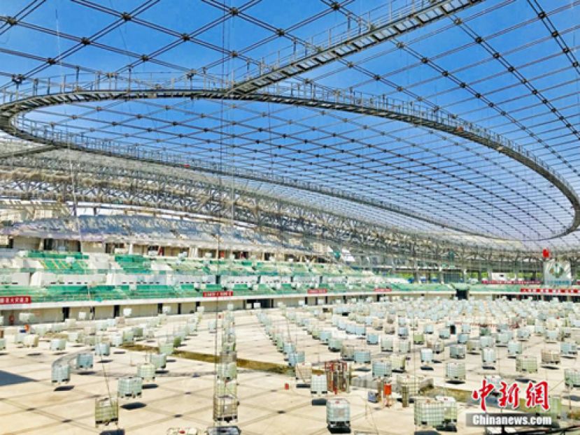 图示：北京国家速滑馆马鞍形索网屋面结构完工。