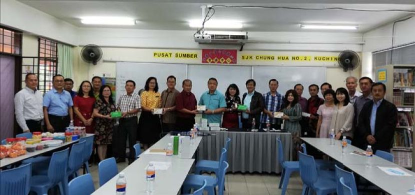 古晋中华小学校董会主席拿督王长福（右十一）将口罩派发给古晋中华小学6间华小的校长。