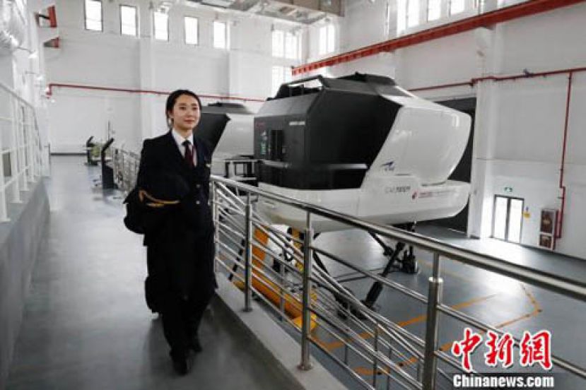 图示：邵木楠正在模拟机上进行训练。