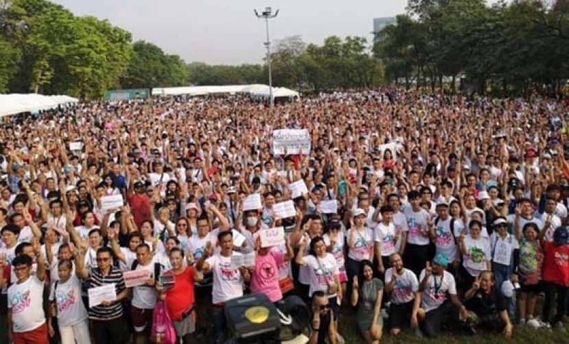 大批民众参与&ldquo;跑步驱赶大叔&rdquo;活动。