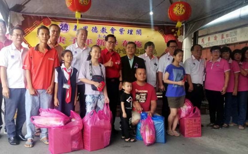 美里德教会紫理阁新春布施，部分受惠家庭与李景胜及紫理阁理事合摄。