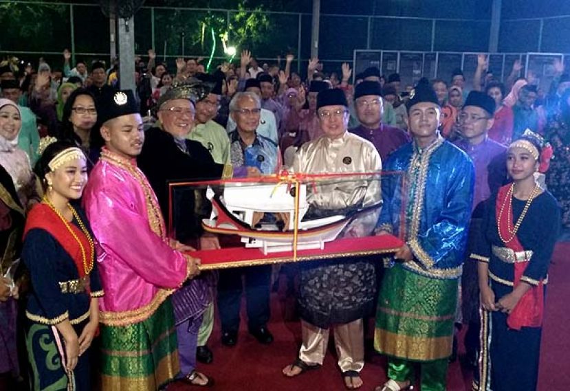 图示：天猛公希尔米赠书纪念品予首长阿邦佐哈里。